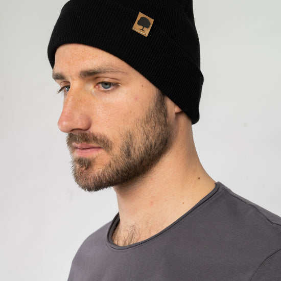 U-STAU772-Rib-Beanie-aus-Bio-Baumwolle-Recyceltes-Polyester-Organic-Kleidung-Unisex-VOYES-Black-Vorne