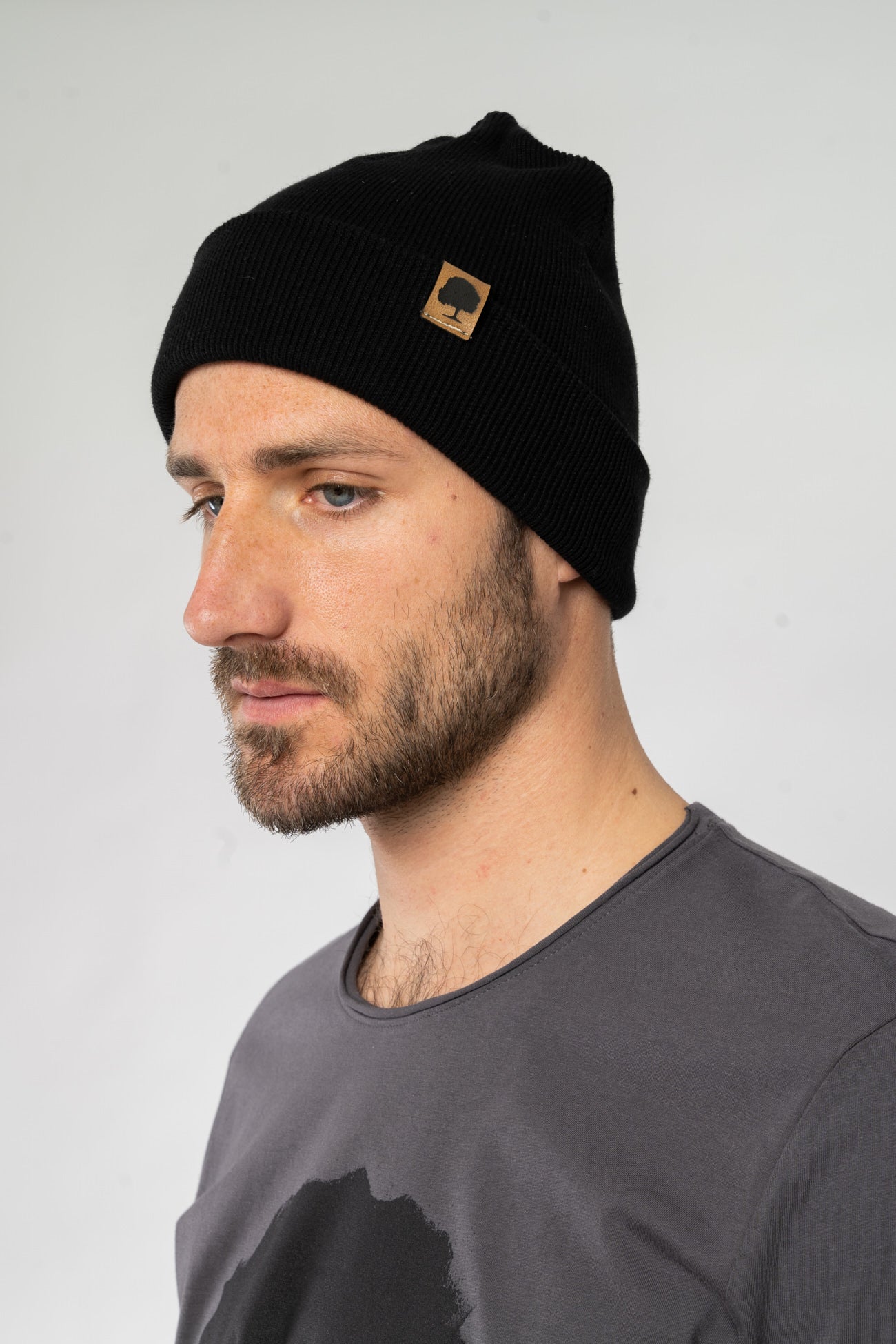 U-STAU772-Rib-Beanie-aus-Bio-Baumwolle-Recyceltes-Polyester-Organic-Kleidung-Unisex-VOYES-Black-Vorne