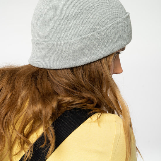 U-STAU772-Rib-Beanie-aus-Bio-Baumwolle-Recyceltes-Polyester-Organic-Kleidung-Unisex-VOYES-Heather-Grey-Seite