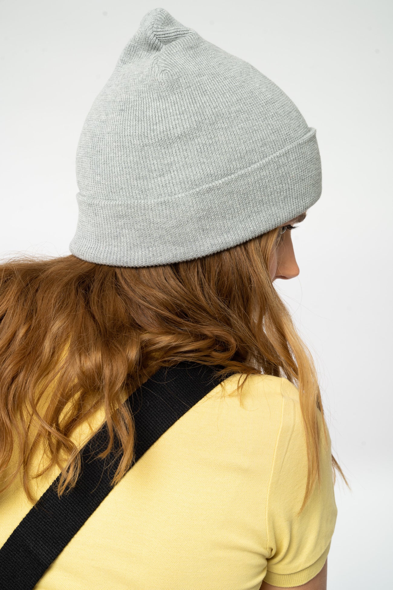 U-STAU772-Rib-Beanie-aus-Bio-Baumwolle-Recyceltes-Polyester-Organic-Kleidung-Unisex-VOYES-Heather-Grey-Seite