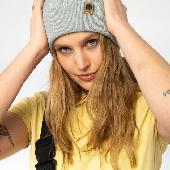 U-STAU772-Rib-Beanie-aus-Bio-Baumwolle-Recyceltes-Polyester-Organic-Kleidung-Unisex-VOYES-Heather-Grey-Vorne