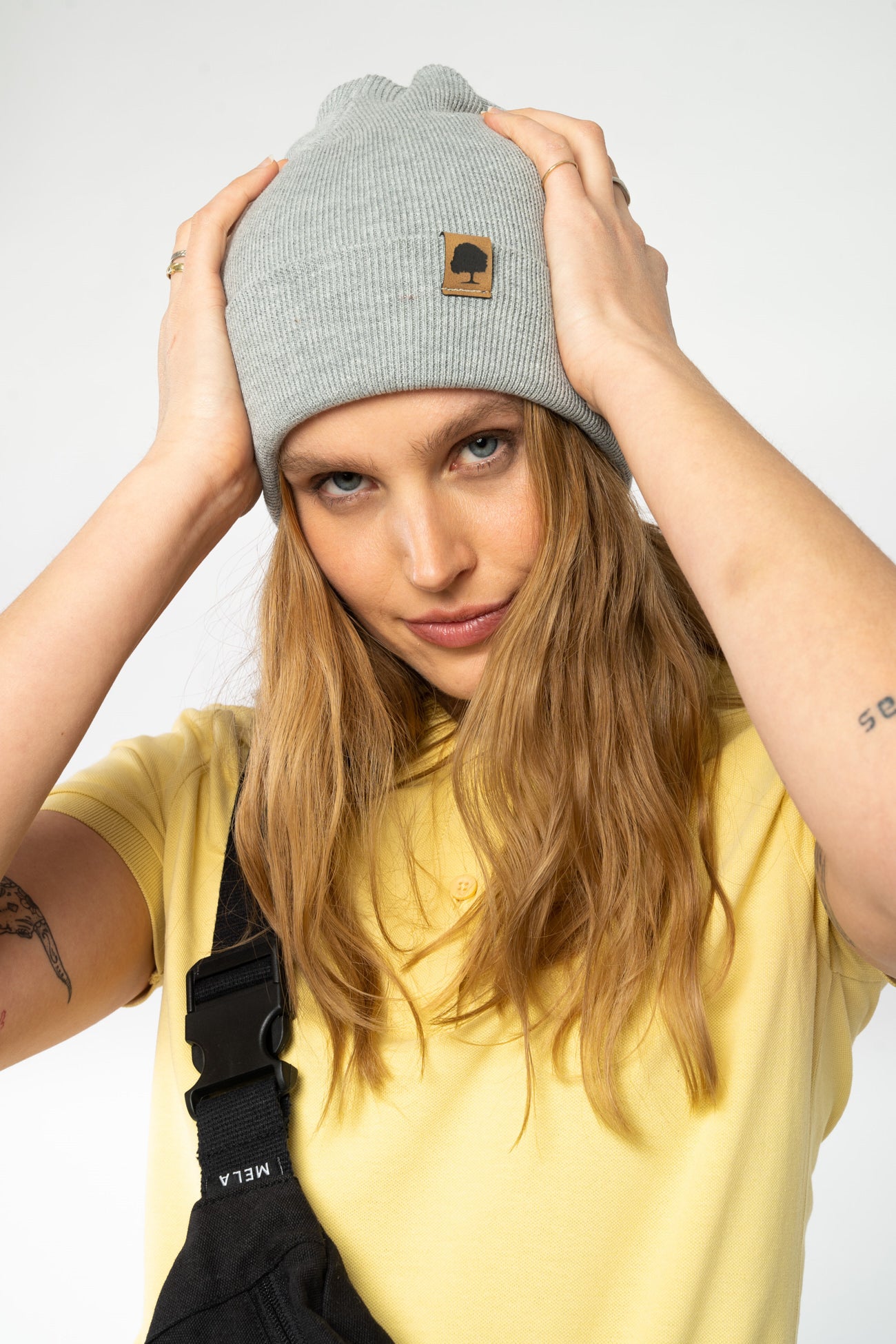 U-STAU772-Rib-Beanie-aus-Bio-Baumwolle-Recyceltes-Polyester-Organic-Kleidung-Unisex-VOYES-Heather-Grey-Vorne