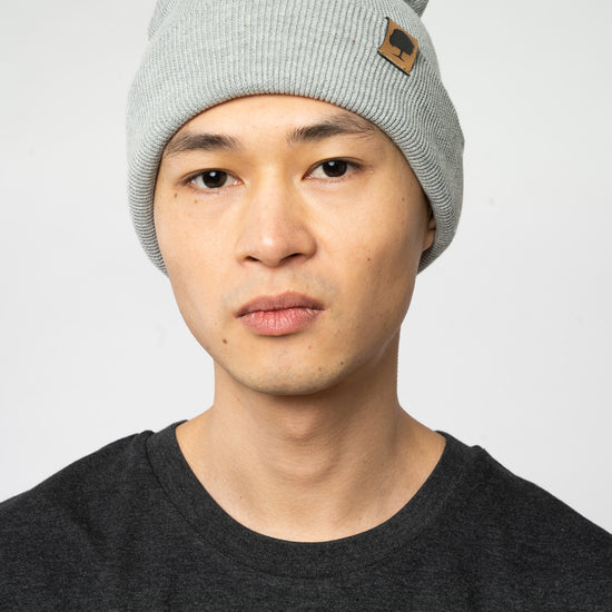 U-STAU772-Rib-Beanie-aus-Bio-Baumwolle-Recyceltes-Polyester-Organic-Kleidung-Unisex-VOYES-Heather-Grey-Vorne44