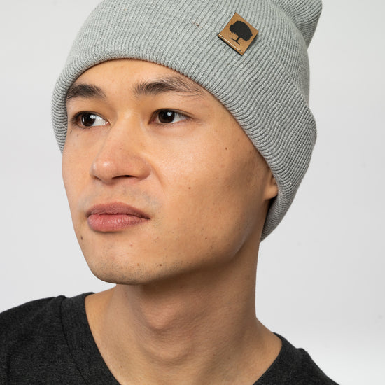 U-STAU772-Rib-Beanie-aus-Bio-Baumwolle-Recyceltes-Polyester-Organic-Kleidung-Unisex-VOYES-Heather-Grey-Vorne45