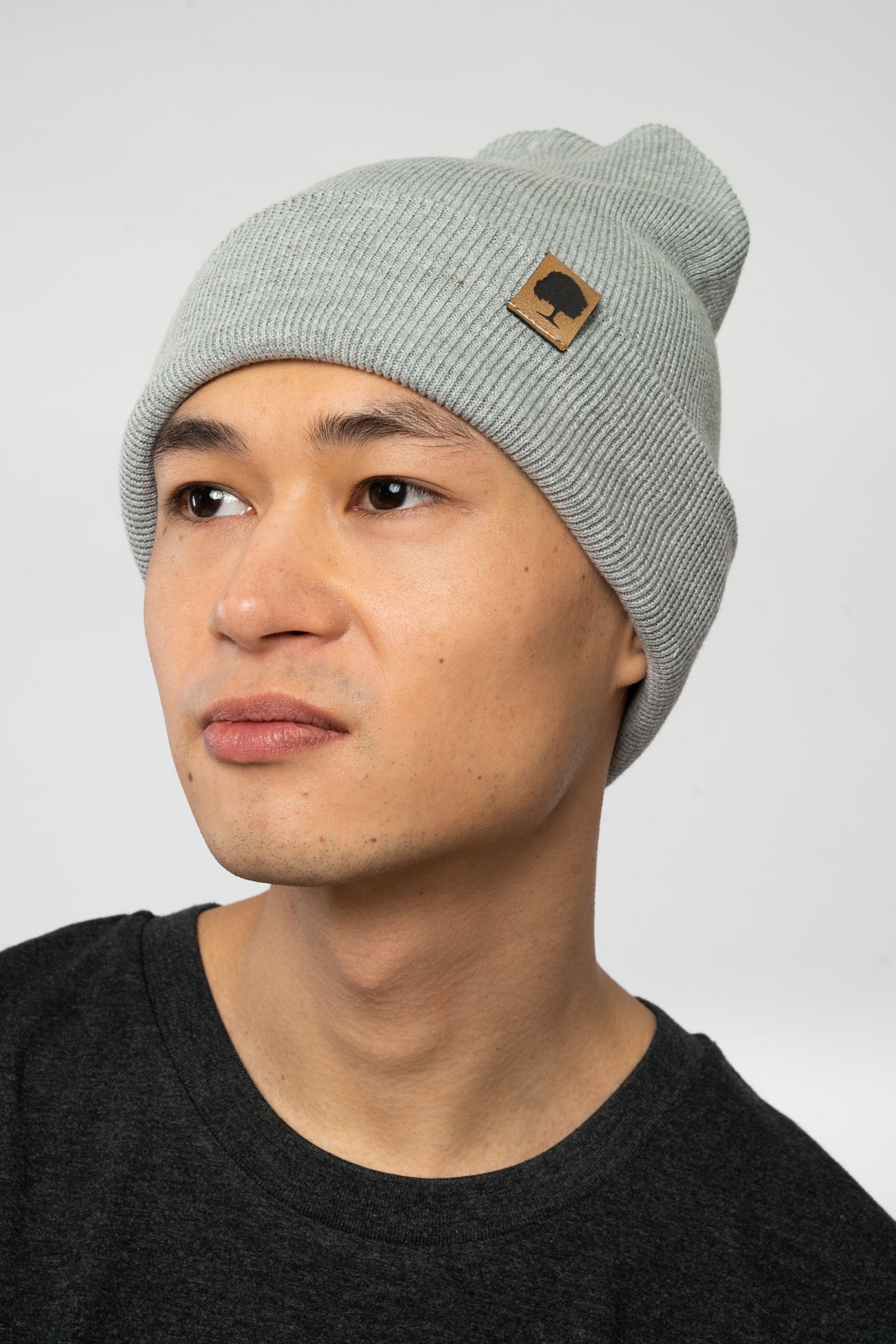 U-STAU772-Rib-Beanie-aus-Bio-Baumwolle-Recyceltes-Polyester-Organic-Kleidung-Unisex-VOYES-Heather-Grey-Vorne45