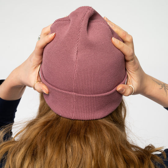U-STAU772-Rib-Beanie-aus-Bio-Baumwolle-Recyceltes-Polyester-Organic-Kleidung-Unisex-VOYES-Hibiskus-Rose-Hinten