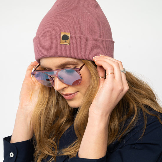 U-STAU772-Rib-Beanie-aus-Bio-Baumwolle-Recyceltes-Polyester-Organic-Kleidung-Unisex-VOYES-Hibiskus-Rose-Vorne