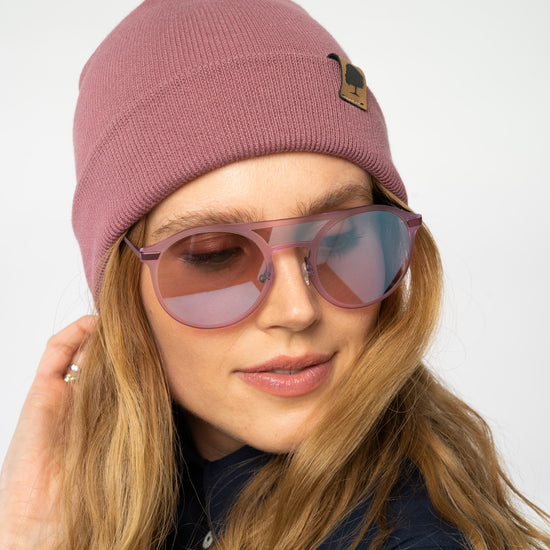 U-STAU772-Rib-Beanie-aus-Bio-Baumwolle-Recyceltes-Polyester-Organic-Kleidung-Unisex-VOYES-Hibiskus-Rose-Vorne2