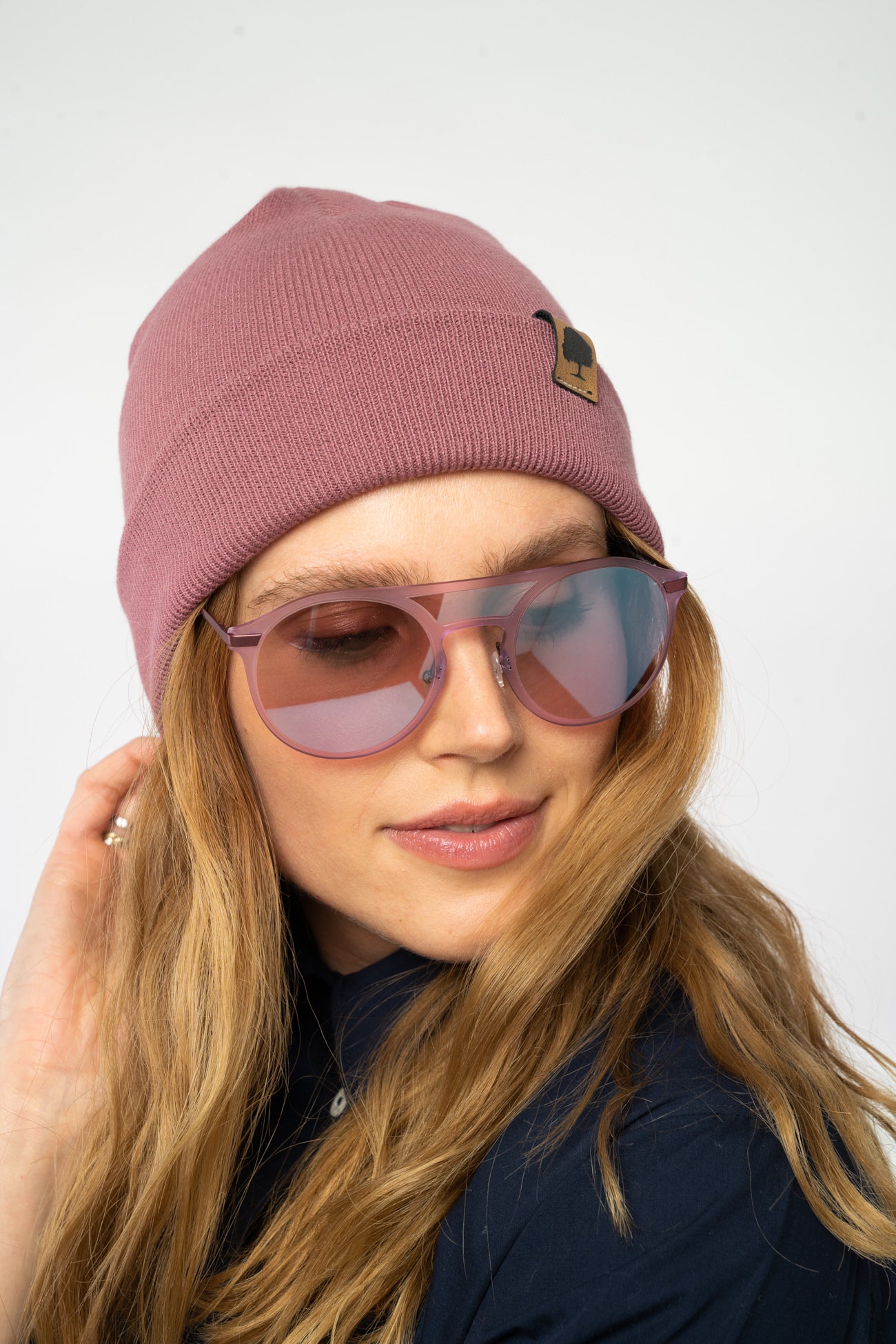 U-STAU772-Rib-Beanie-aus-Bio-Baumwolle-Recyceltes-Polyester-Organic-Kleidung-Unisex-VOYES-Hibiskus-Rose-Vorne2