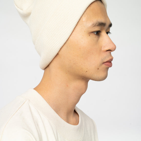 U-STAU772-Rib-Beanie-aus-Bio-Baumwolle-Recyceltes-Polyester-Organic-Kleidung-Unisex-VOYES-Natural-Vorne2