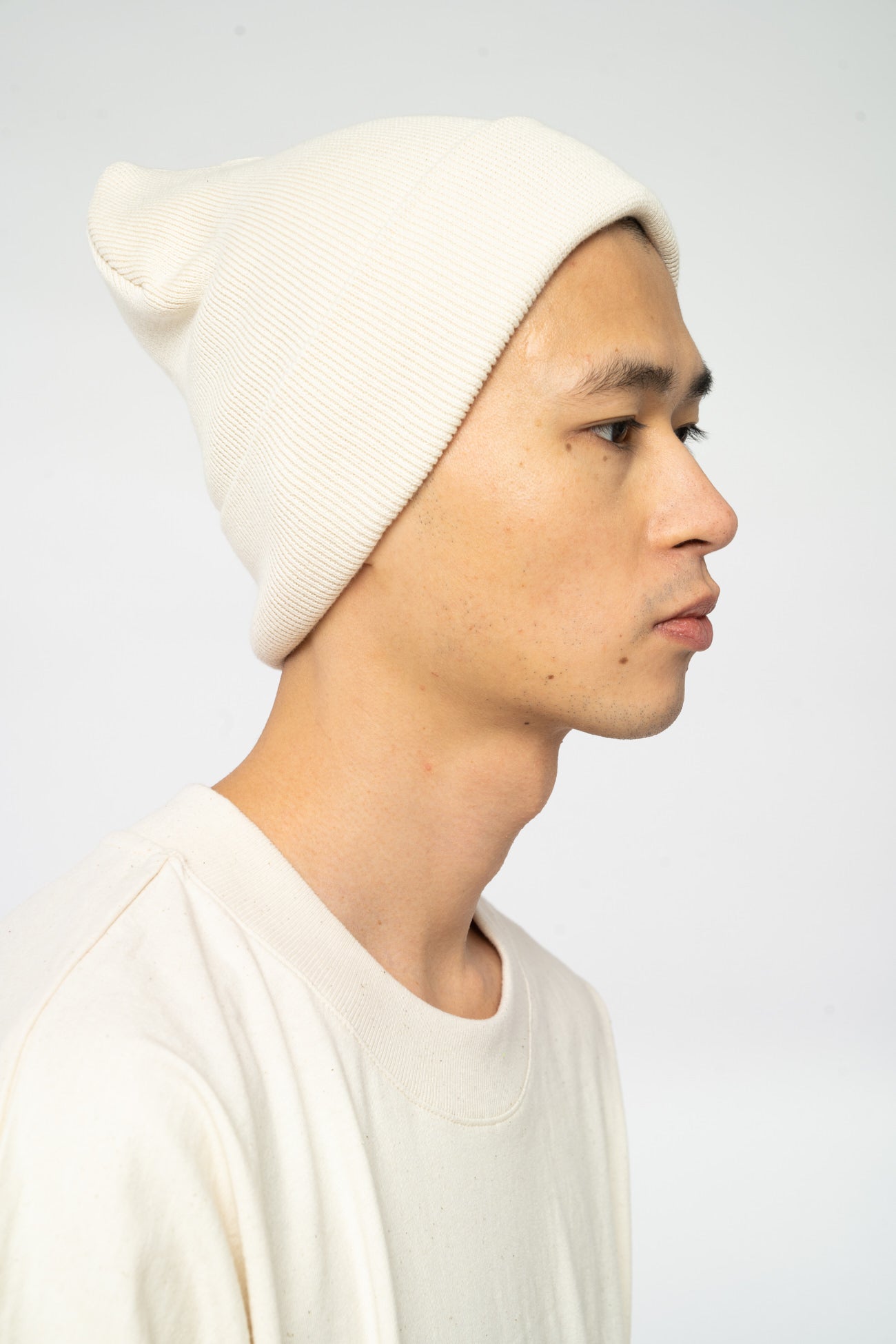 U-STAU772-Rib-Beanie-aus-Bio-Baumwolle-Recyceltes-Polyester-Organic-Kleidung-Unisex-VOYES-Natural-Vorne2