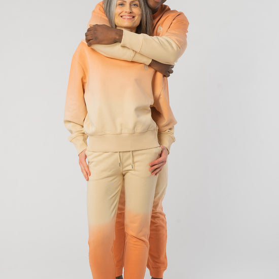 U-STBM570-Dip-Dye-Jogginghose-aus-Bio-Baumwolle-Bio-Mode-Online-Unisex-ZUHAL-Dip-Dye-MushroomBarley-Vorne1