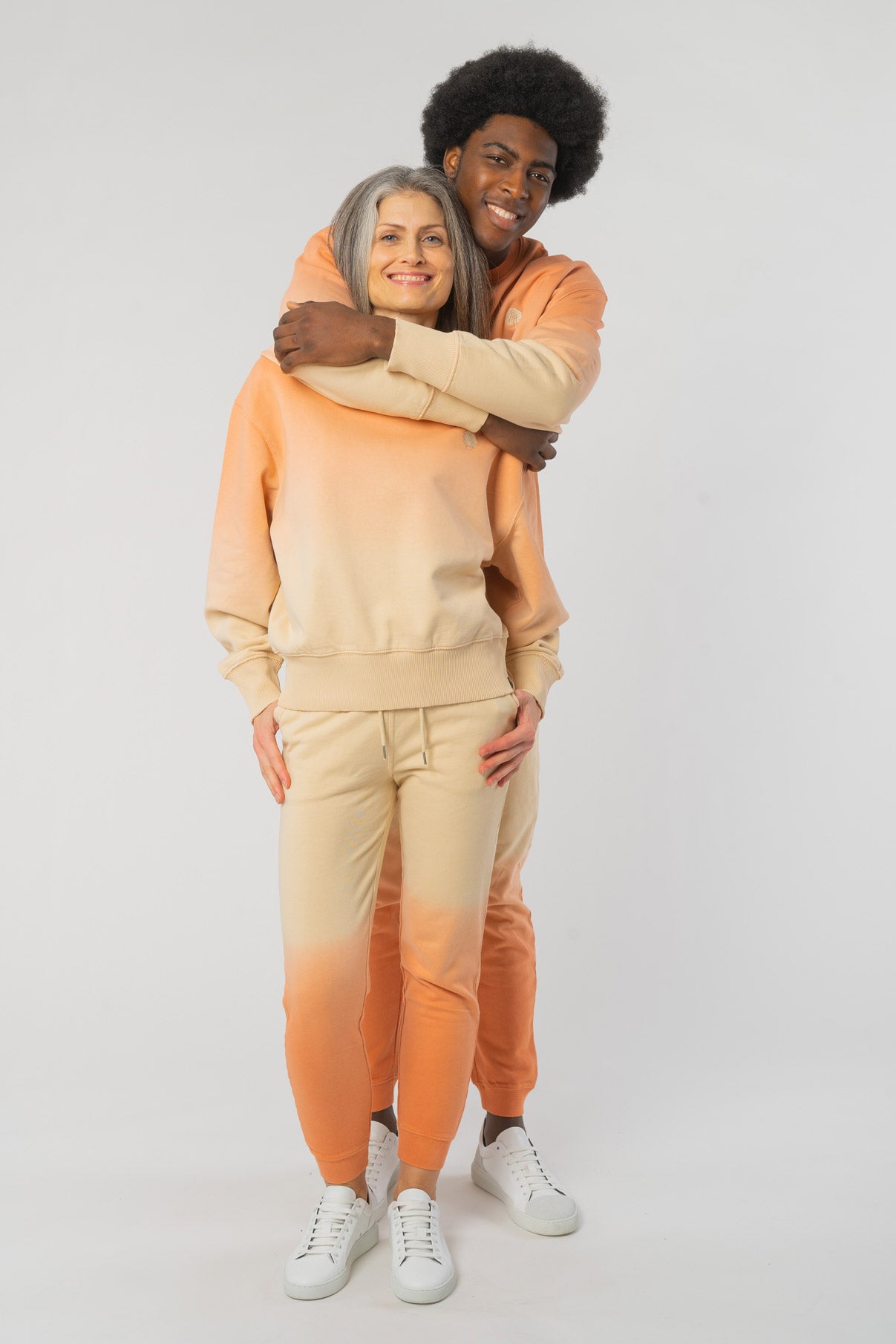 U-STBM570-Dip-Dye-Jogginghose-aus-Bio-Baumwolle-Bio-Mode-Online-Unisex-ZUHAL-Dip-Dye-MushroomBarley-Vorne1