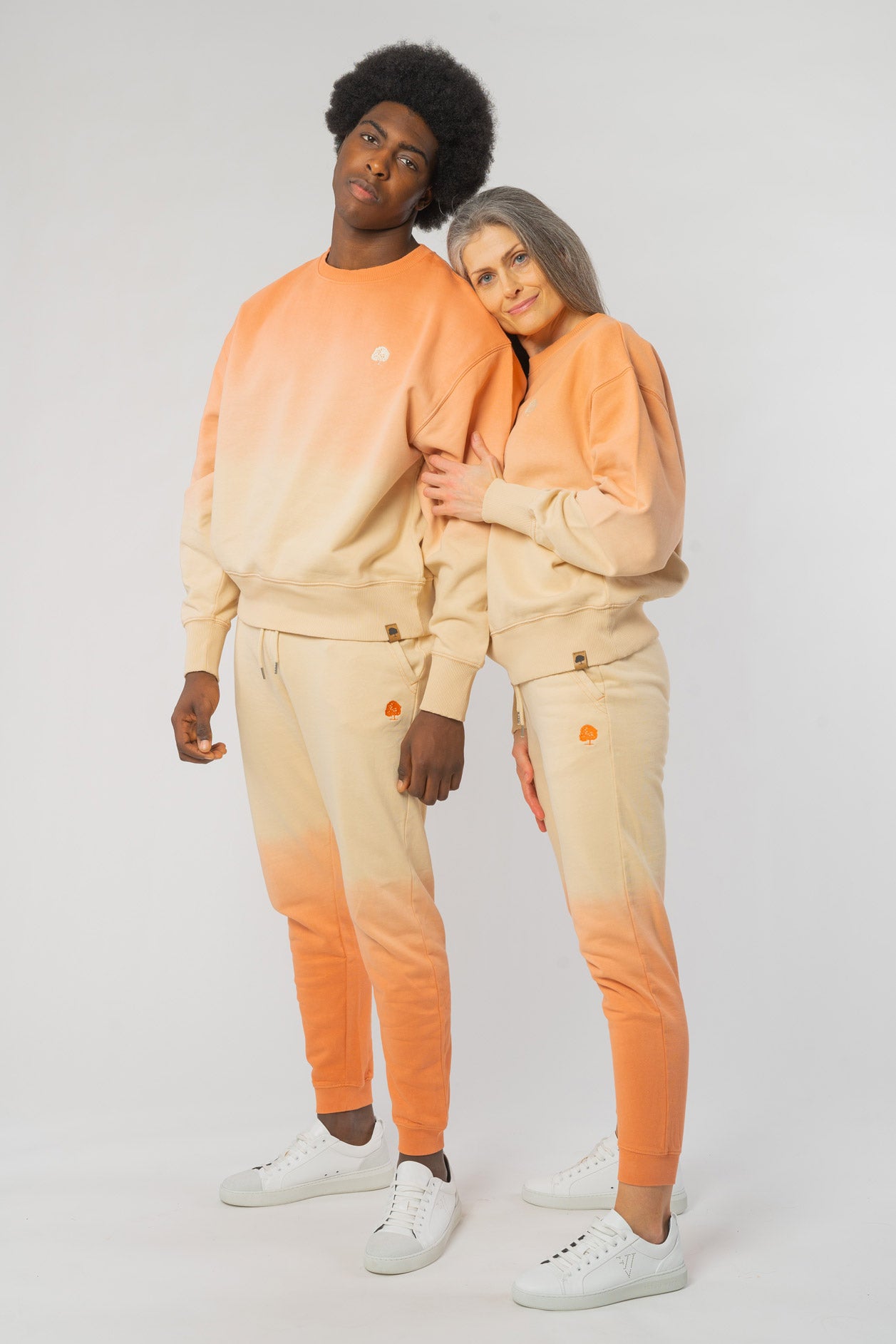 U-STBM570-Dip-Dye-Jogginghose-aus-Bio-Baumwolle-Bio-Mode-Online-Unisex-ZUHAL-Dip-Dye-MushroomBarley-Vorne3