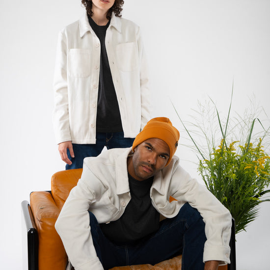 U-STJU845-Unisex-Overshirt-aus-Recyceltem-Polyester-Faire-Kleidung-Online-MERROK-Natural-Vorne