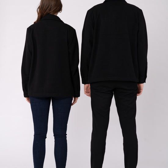 U-STJU845-unisex-overshirt-aus-recyceltem-polyester-faire-kleidung-Vorne-Black1