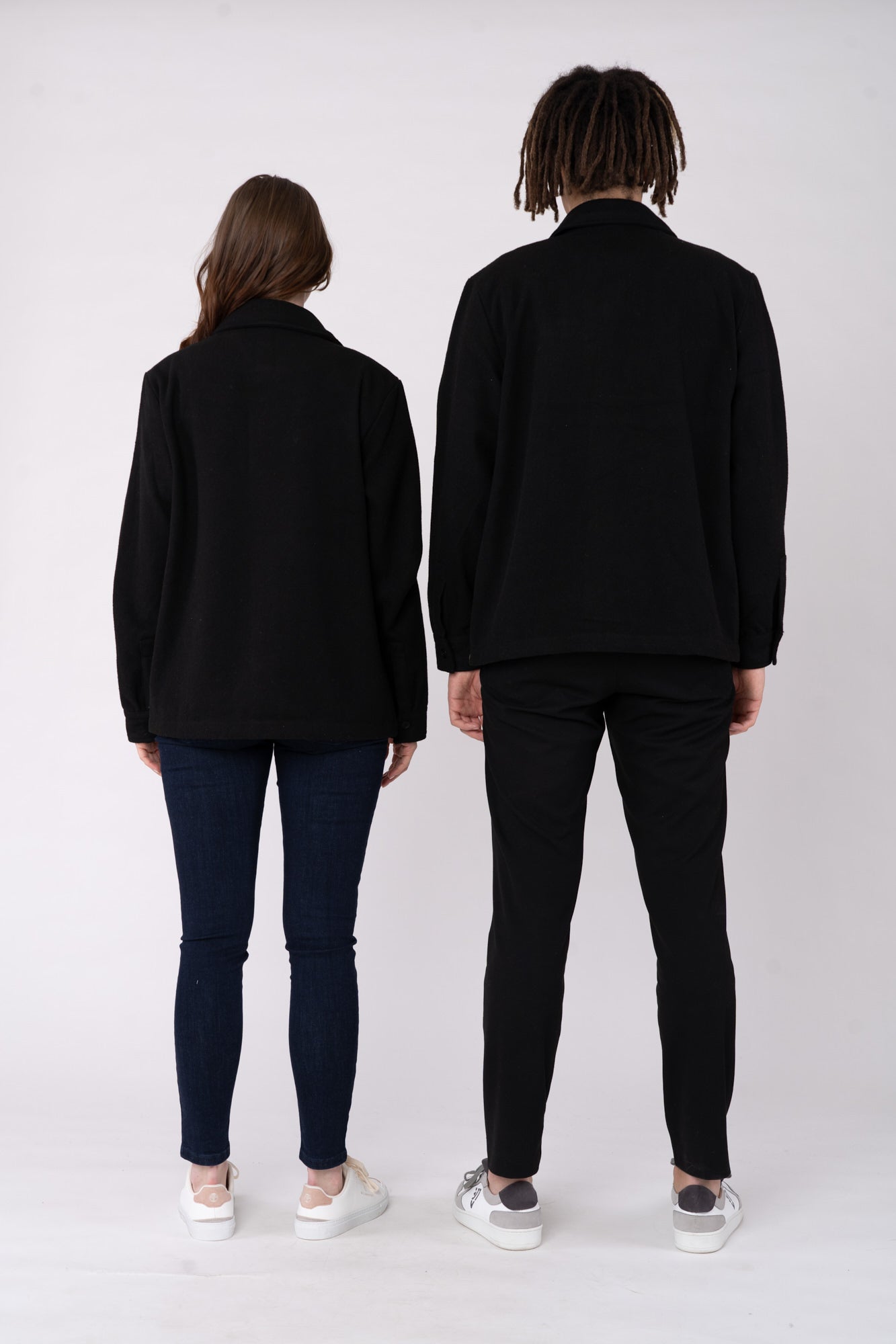 U-STJU845-unisex-overshirt-aus-recyceltem-polyester-faire-kleidung-Vorne-Black1