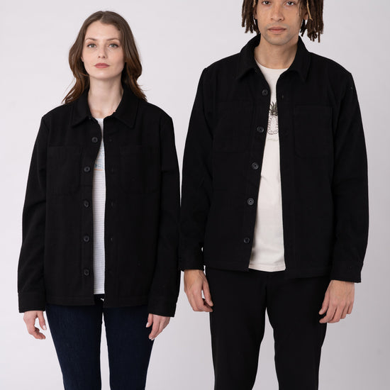 U-STJU845-unisex-overshirt-aus-recyceltem-polyester-faire-kleidung-Vorne-Black2