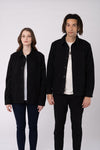U-STJU845-unisex-overshirt-aus-recyceltem-polyester-faire-kleidung-Vorne-Black2