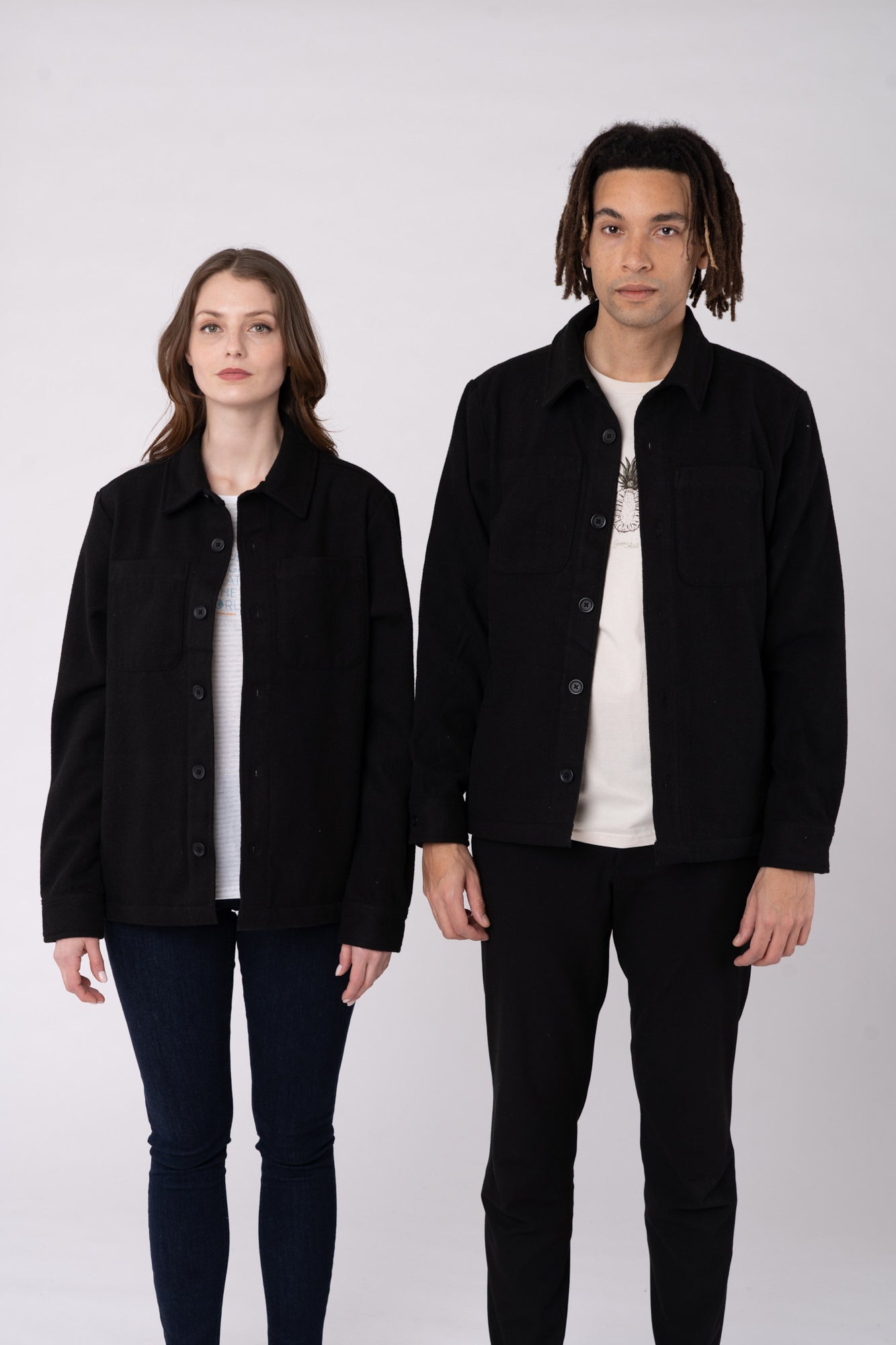 U-STJU845-unisex-overshirt-aus-recyceltem-polyester-faire-kleidung-Vorne-Black2