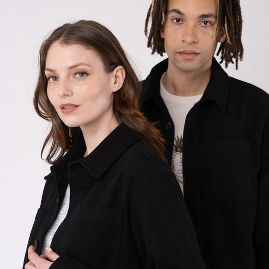 U-STJU845-unisex-overshirt-aus-recyceltem-polyester-faire-kleidung-Vorne-Black3