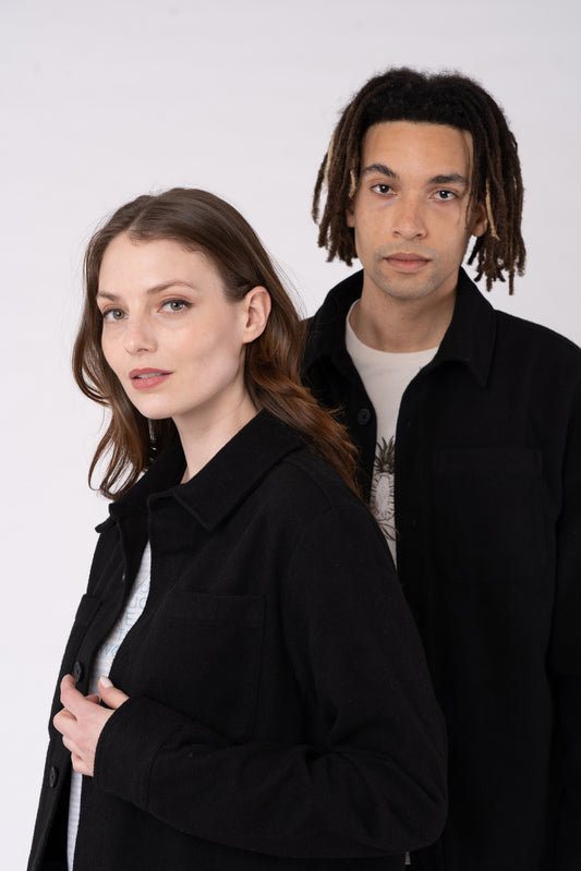 U-STJU845-unisex-overshirt-aus-recyceltem-polyester-faire-kleidung-Vorne-Black3