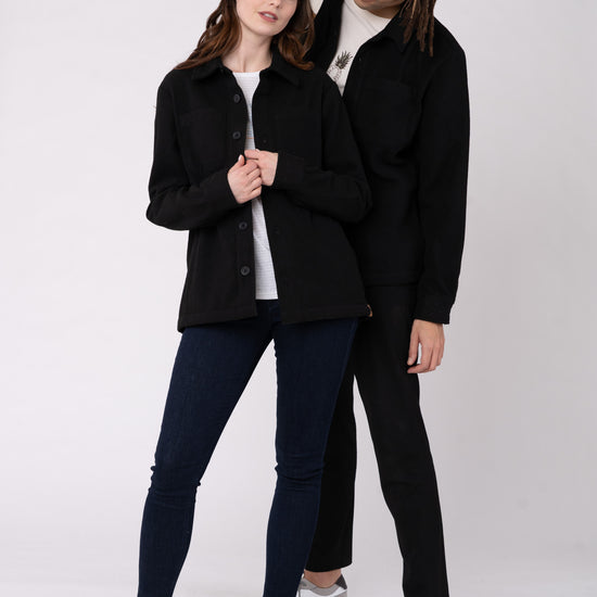U-STJU845-unisex-overshirt-aus-recyceltem-polyester-faire-kleidung-Vorne-Black4