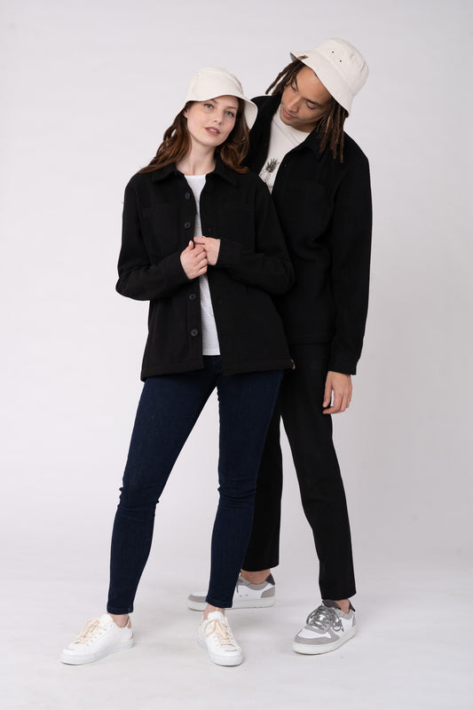 U-STJU845-unisex-overshirt-aus-recyceltem-polyester-faire-kleidung-Vorne-Black4