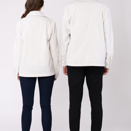 U-STJU845-unisex-overshirt-aus-recyceltem-polyester-faire-kleidung-Vorne-White1