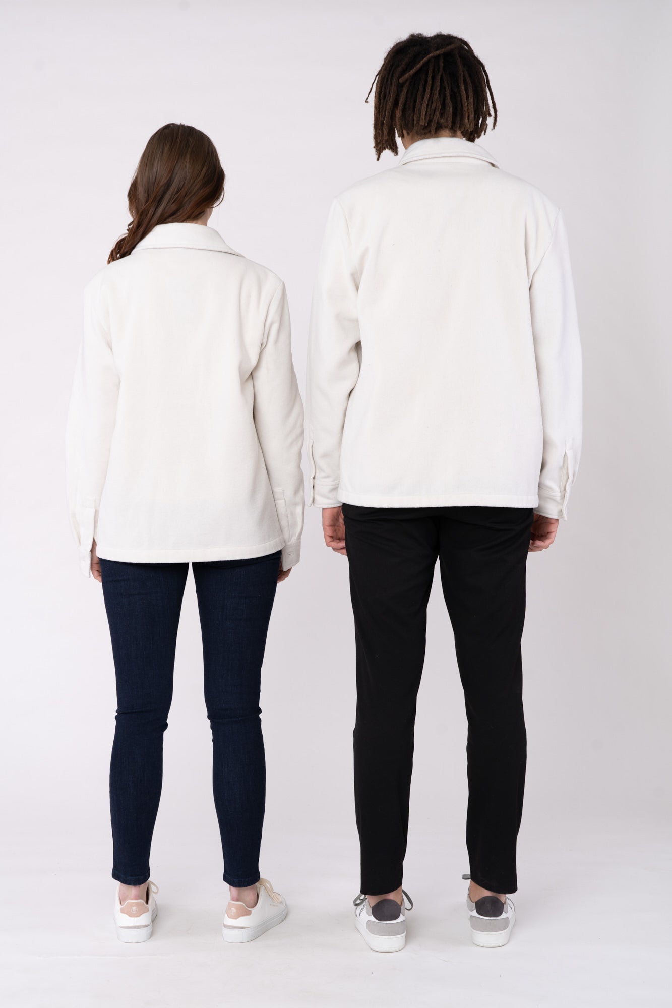 U-STJU845-unisex-overshirt-aus-recyceltem-polyester-faire-kleidung-Vorne-White1