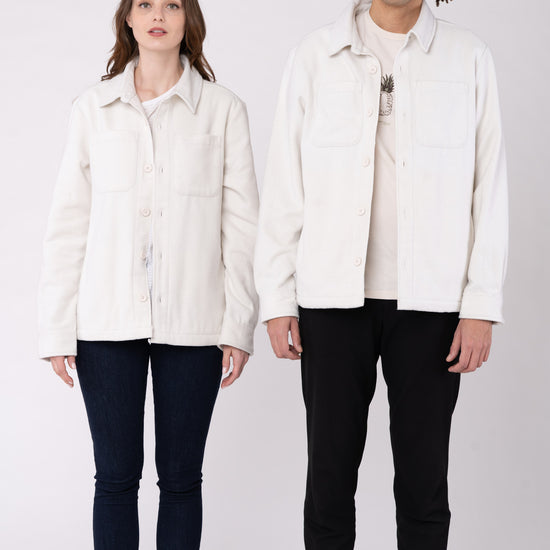 U-STJU845-unisex-overshirt-aus-recyceltem-polyester-faire-kleidung-Vorne-White2