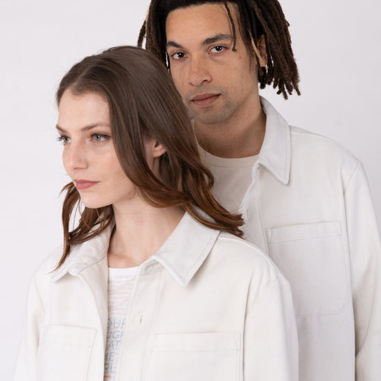 U-STJU845-unisex-overshirt-aus-recyceltem-polyester-faire-kleidung-Vorne-White3