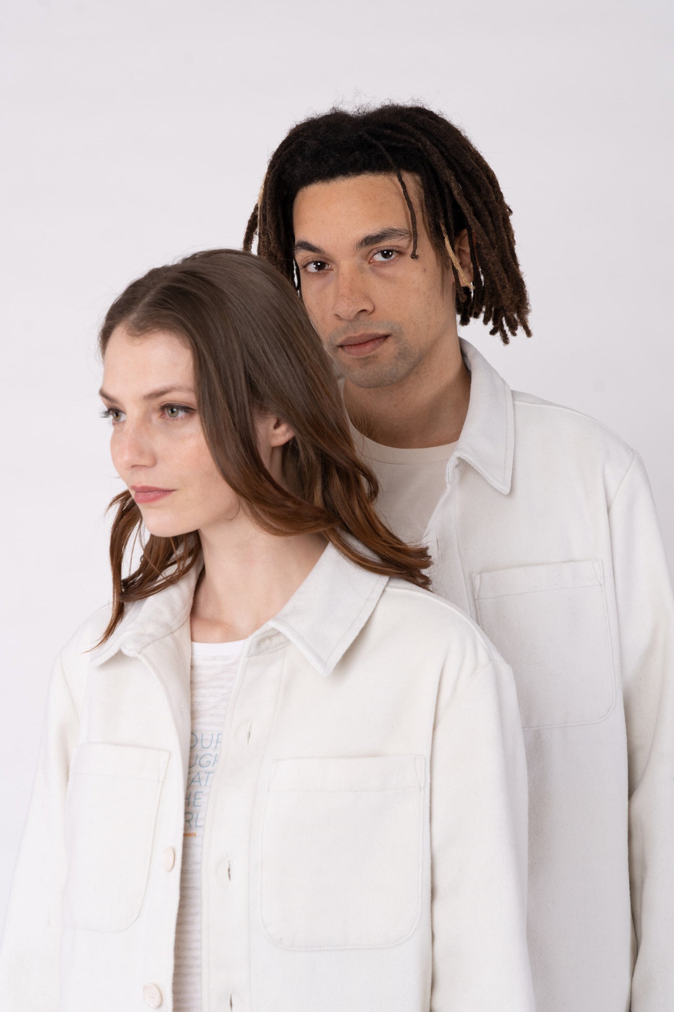 U-STJU845-unisex-overshirt-aus-recyceltem-polyester-faire-kleidung-Vorne-White3