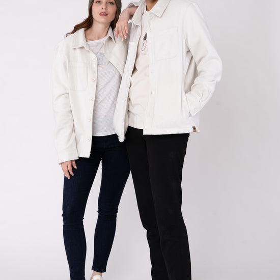 U-STJU845-unisex-overshirt-aus-recyceltem-polyester-faire-kleidung-Vorne-White4