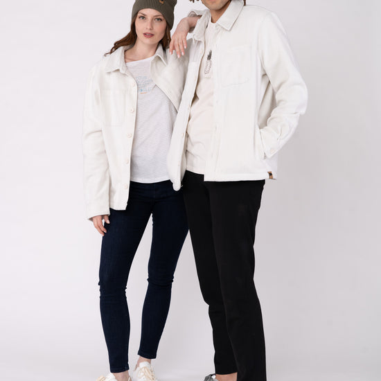 U-STJU845-unisex-overshirt-aus-recyceltem-polyester-faire-kleidung-Vorne-White5