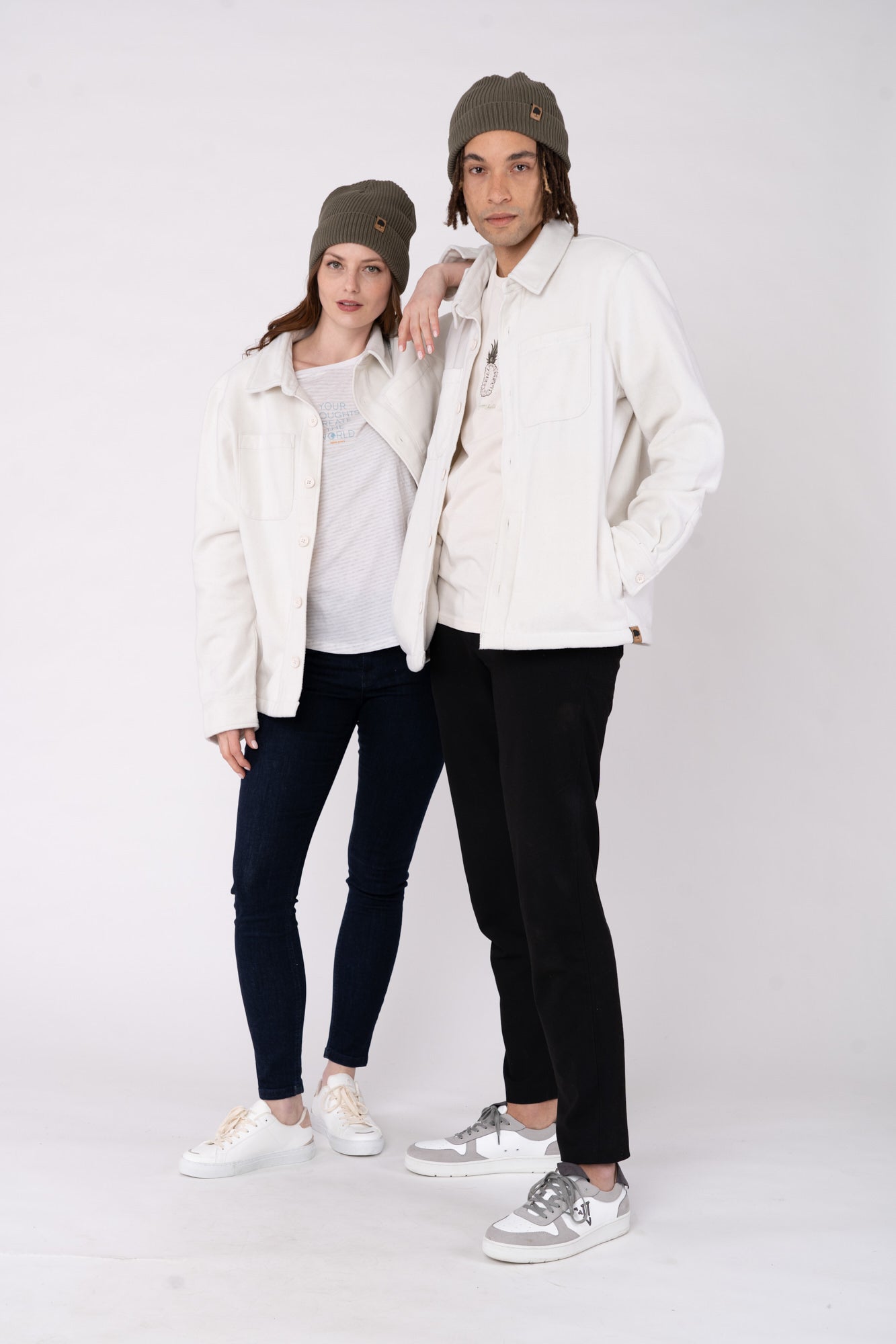 U-STJU845-unisex-overshirt-aus-recyceltem-polyester-faire-kleidung-Vorne-White5