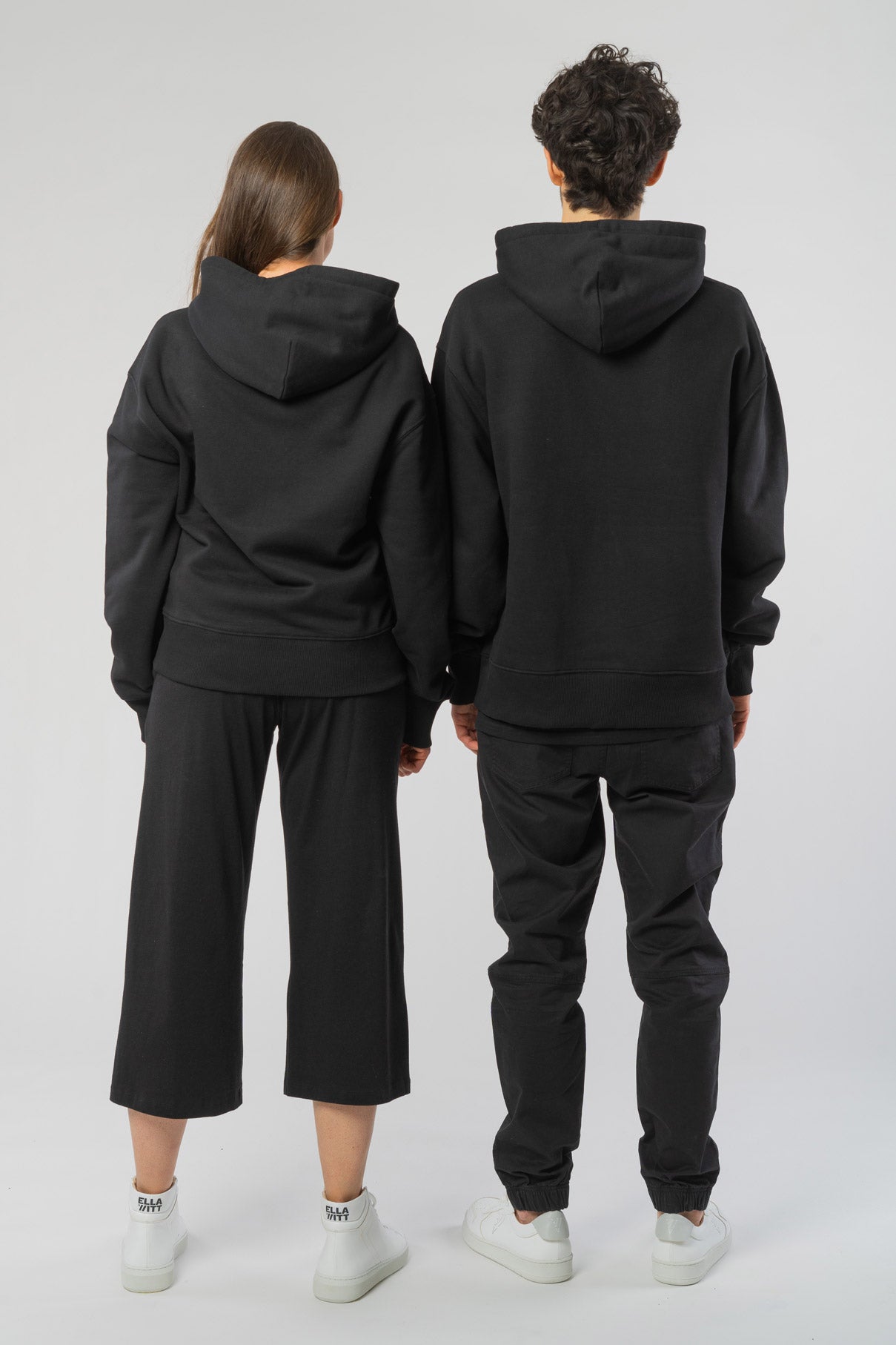 U-STSU856-Boxy-Hoodie-aus-Bio-Baumwolle-Bio-Baumwolle-Kleidung-Unisex-SAIGA-Black-Vorne4