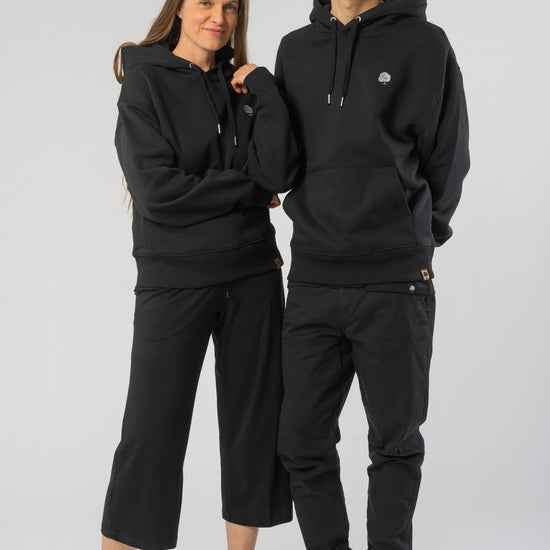 U-STSU856-Boxy-Hoodie-aus-Bio-Baumwolle-Bio-Baumwolle-Kleidung-Unisex-SAIGA-Black-Vorne5