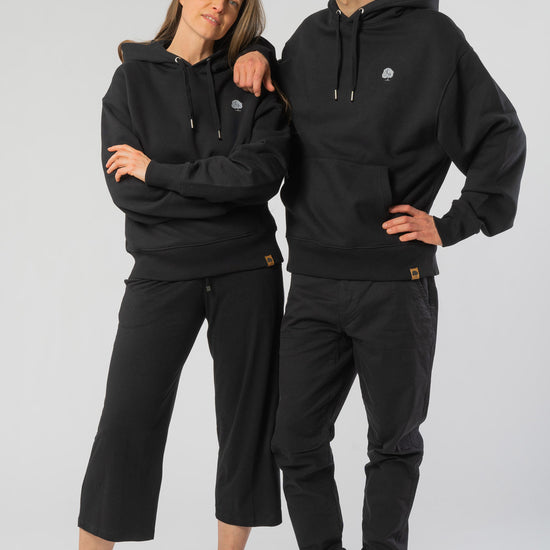 U-STSU856-Boxy-Hoodie-aus-Bio-Baumwolle-Bio-Baumwolle-Kleidung-Unisex-SAIGA-Black-Vorne6