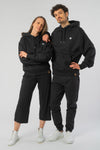 U-STSU856-Boxy-Hoodie-aus-Bio-Baumwolle-Bio-Baumwolle-Kleidung-Unisex-SAIGA-Black-Vorne6