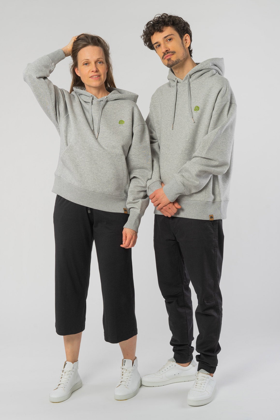 U-STSU856-Boxy-Hoodie-aus-Bio-Baumwolle-Bio-Baumwolle-Kleidung-Unisex-SAIGA-Heather-Grey-Vorne2