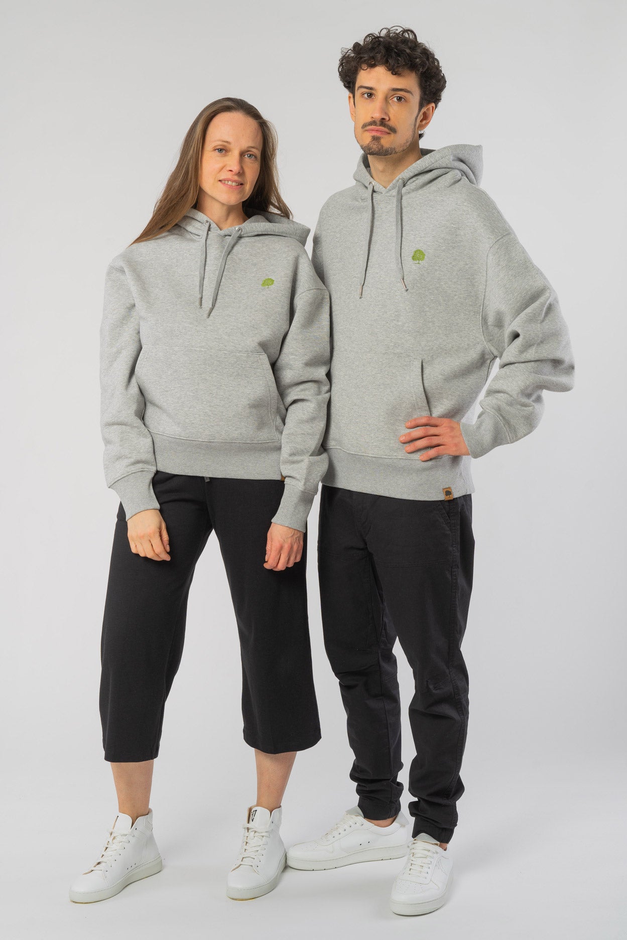 U-STSU856-Boxy-Hoodie-aus-Bio-Baumwolle-Bio-Baumwolle-Kleidung-Unisex-SAIGA-Heather-Grey-Vorne3