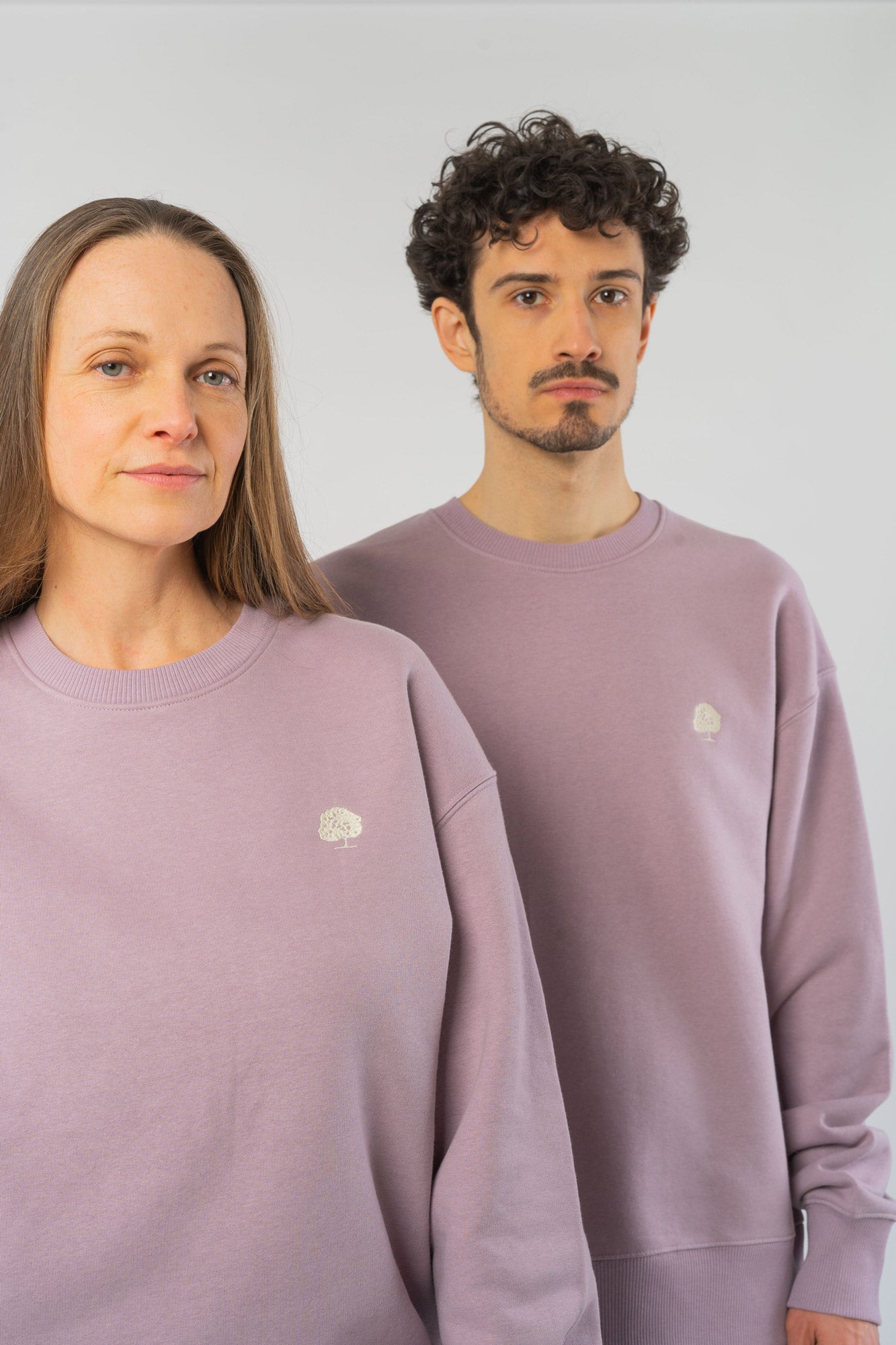 U-STSU857-Boxy-Sweatshirt-aus-Bio-Baumwolle-Fair-Produzierte-Mode-Unisex-NALU-Lilac-Petal-Vorne4