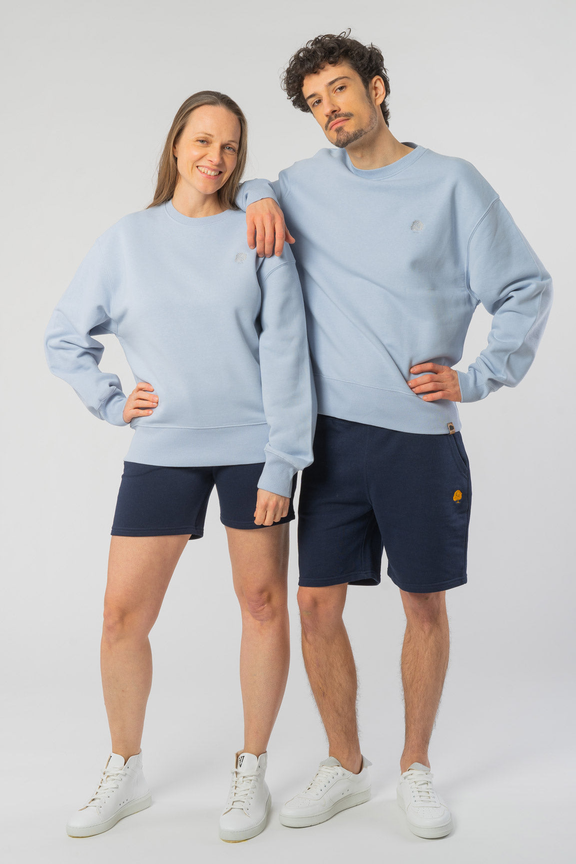 U-STSU857-Boxy-Sweatshirt-aus-Bio-Baumwolle-Fair-Produzierte-Mode-Unisex-NALU-Serene-Blue-Vorne1