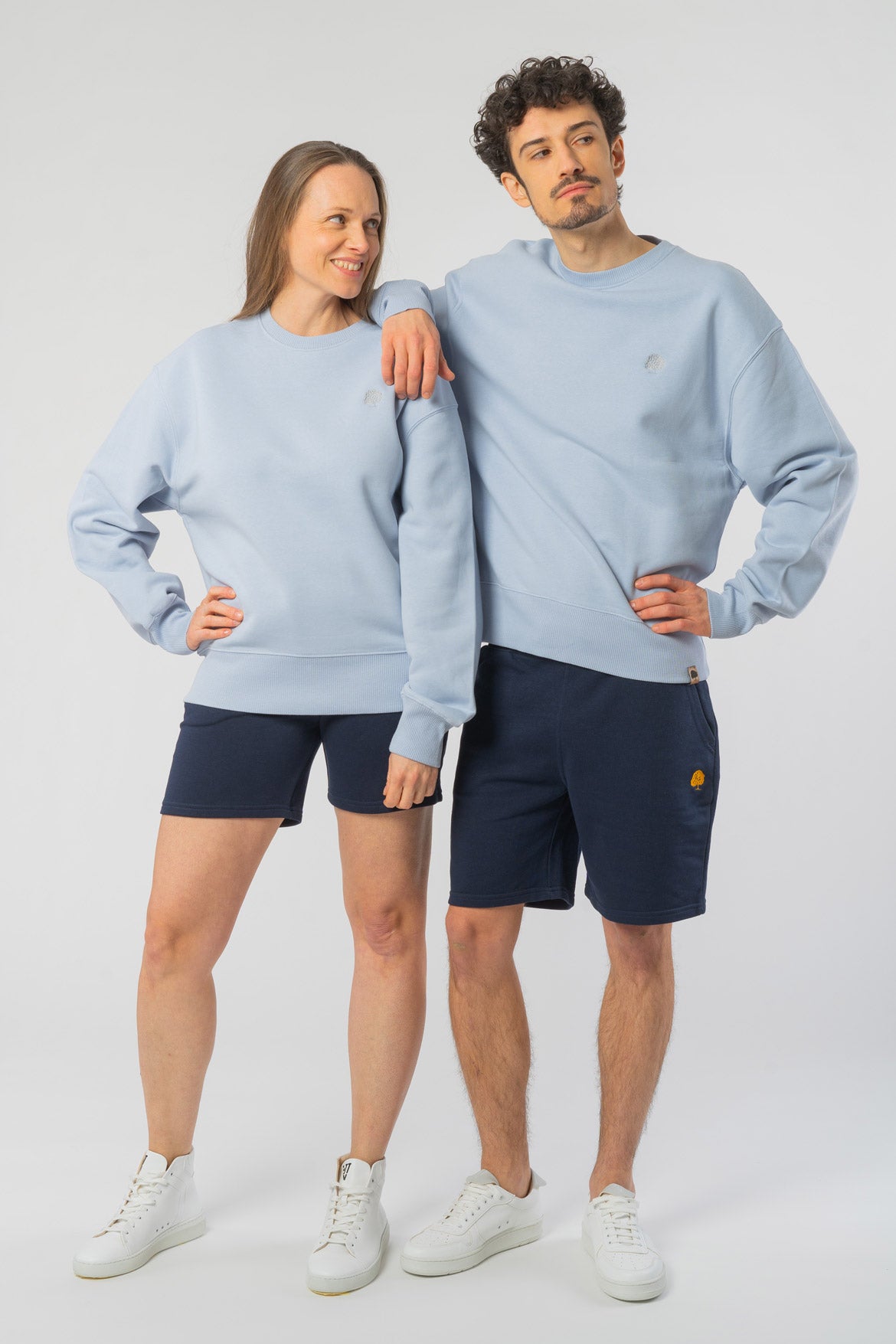 U-STSU857-Boxy-Sweatshirt-aus-Bio-Baumwolle-Fair-Produzierte-Mode-Unisex-NALU-Serene-Blue-Vorne2