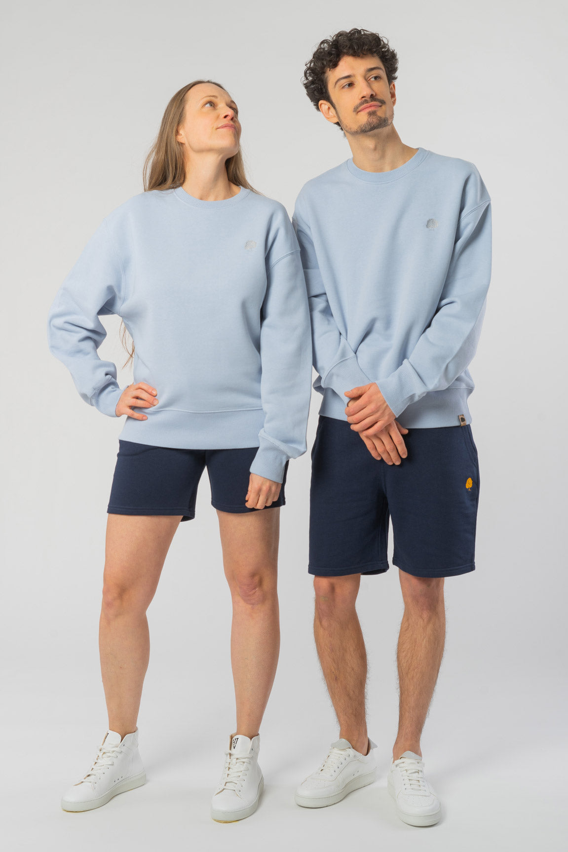 U-STSU857-Boxy-Sweatshirt-aus-Bio-Baumwolle-Fair-Produzierte-Mode-Unisex-NALU-Serene-Blue-Vorne3