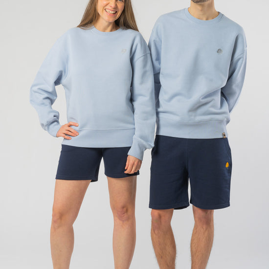 U-STSU857-Boxy-Sweatshirt-aus-Bio-Baumwolle-Fair-Produzierte-Mode-Unisex-NALU-Serene-Blue-Vorne4