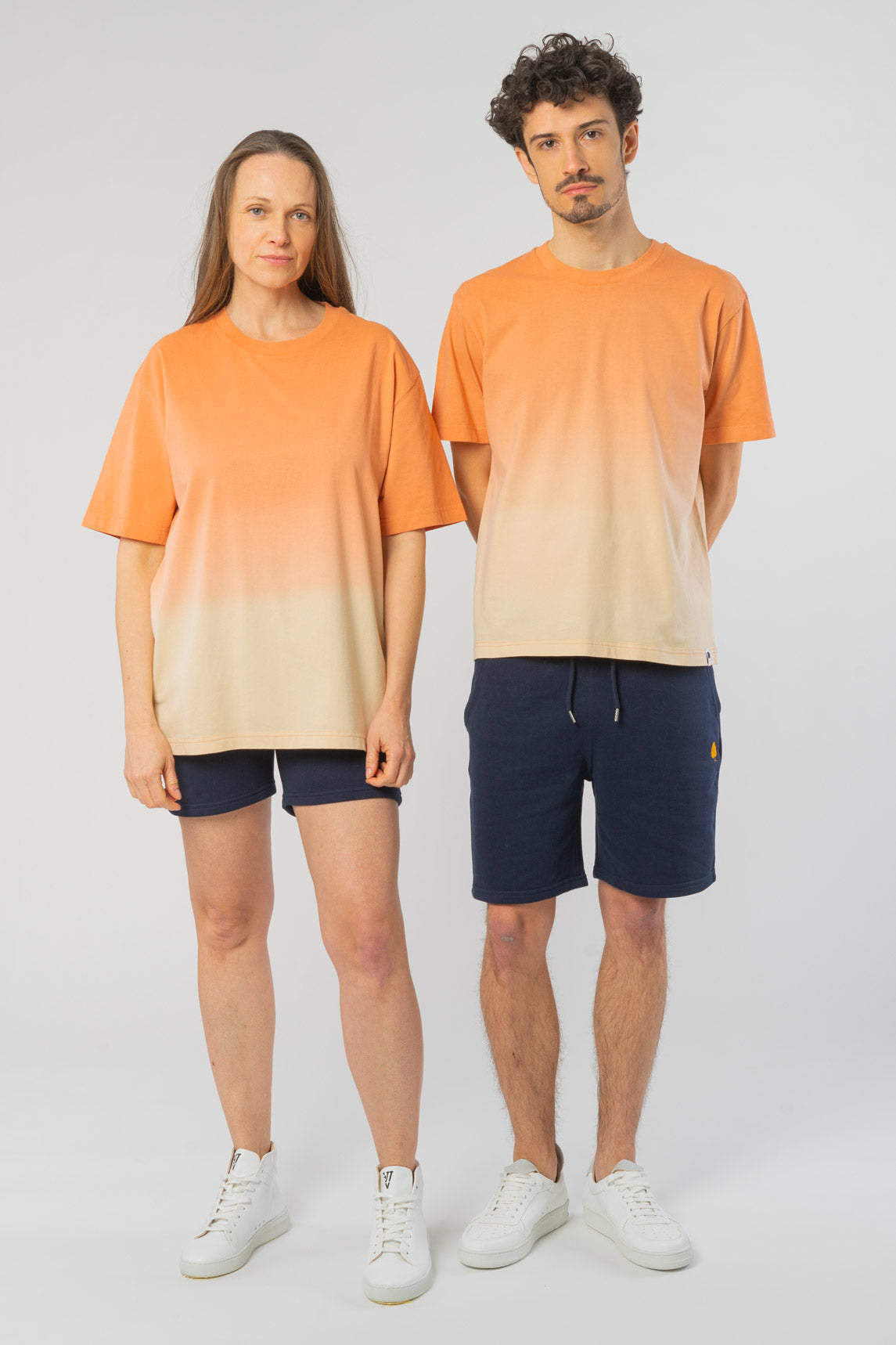 U-STTU757-Dip-Dye-Boxy-T-Shirt-aus-Bio-Baumwolle-Faire-Trade-Kleidung-Unisex-GHAZAL-Dip-Dye-MushroomBarley-Vorne1