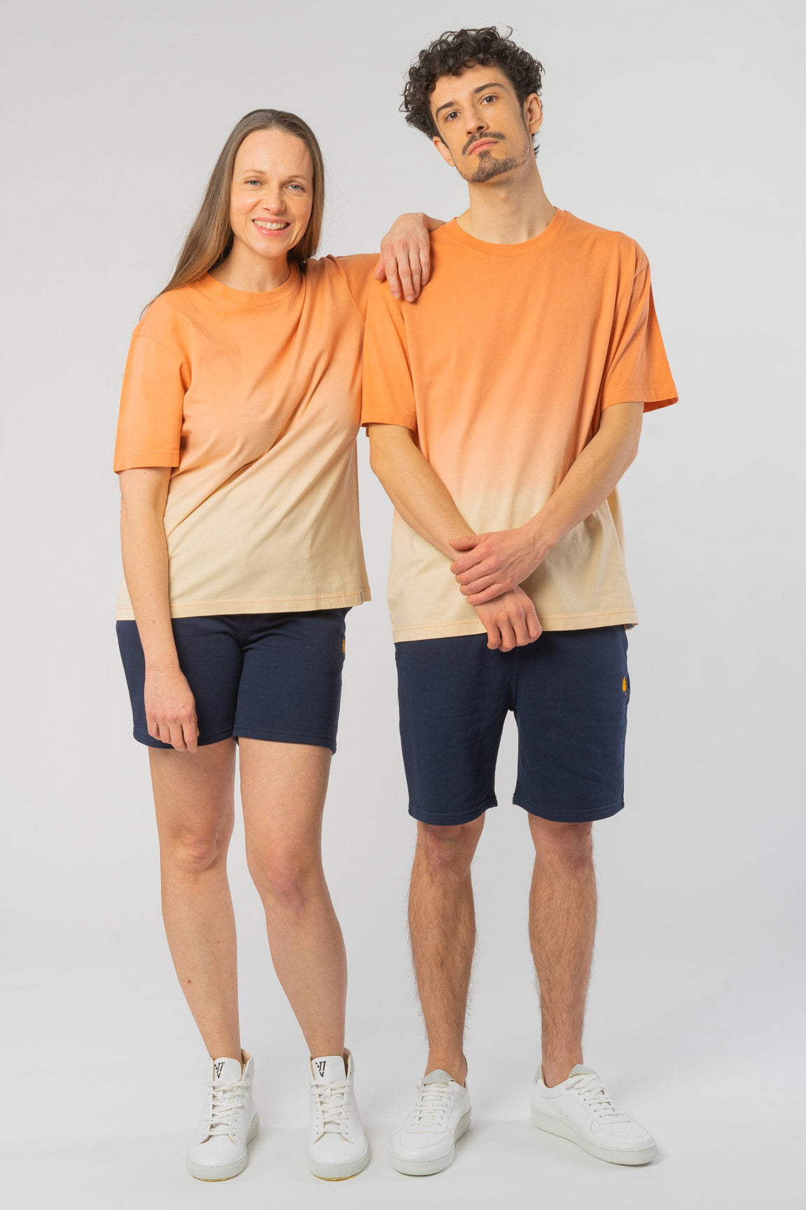U-STTU757-Dip-Dye-Boxy-T-Shirt-aus-Bio-Baumwolle-Faire-Trade-Kleidung-Unisex-GHAZAL-Dip-Dye-MushroomBarley-Vorne3