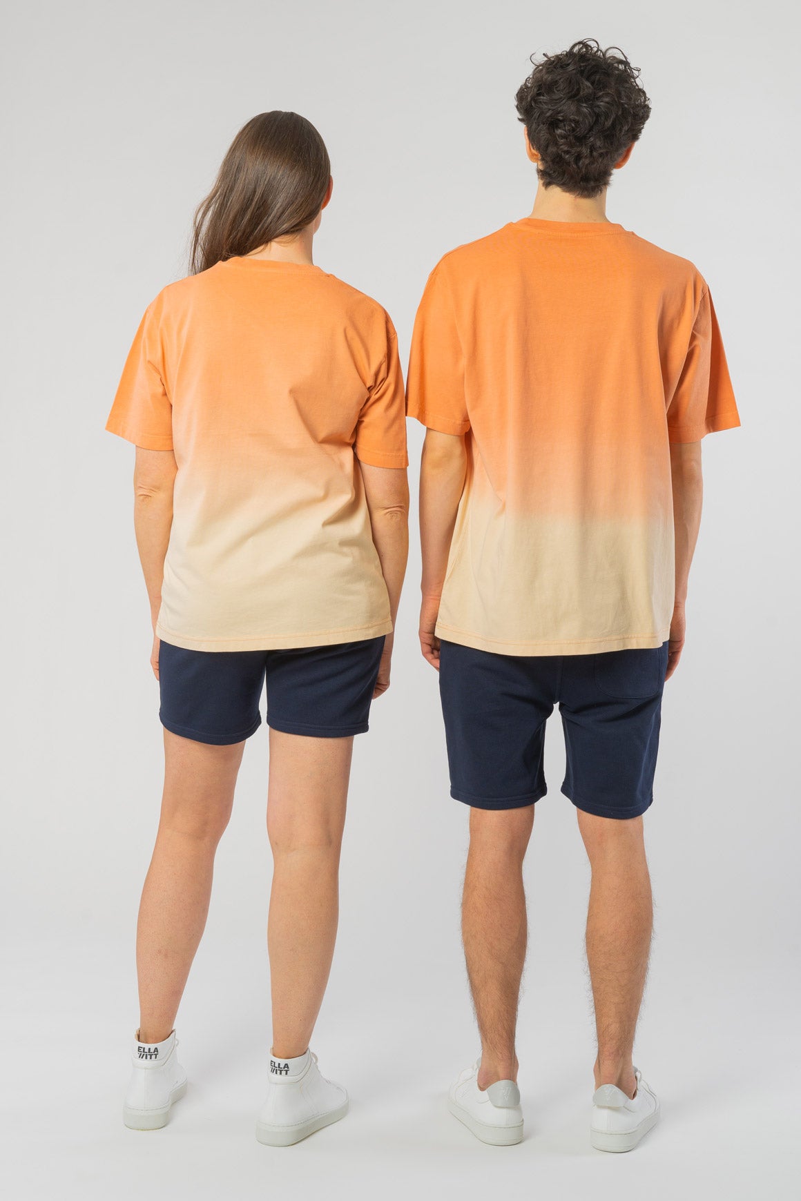 U-STTU757-Dip-Dye-Boxy-T-Shirt-aus-Bio-Baumwolle-Faire-Trade-Kleidung-Unisex-GHAZAL-Dip-Dye-MushroomBarley-Vorne5